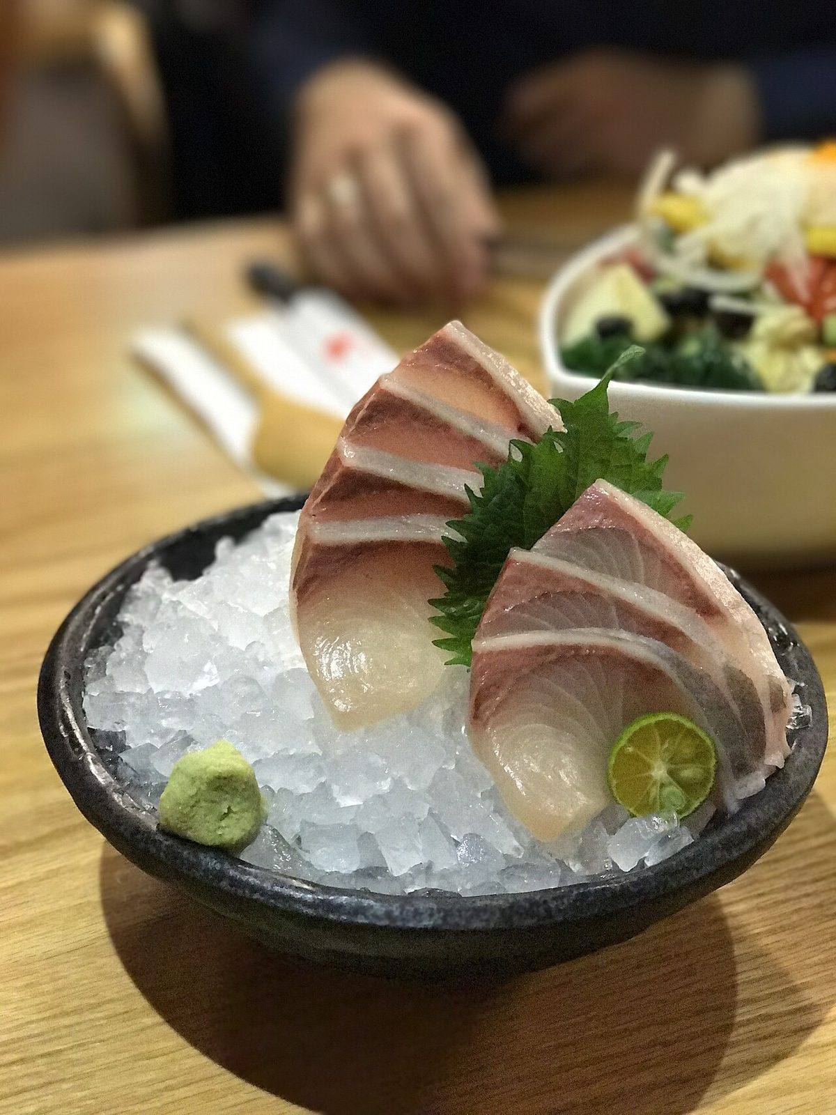 Amberjack fish served sashimi style over ice (Amberjack)