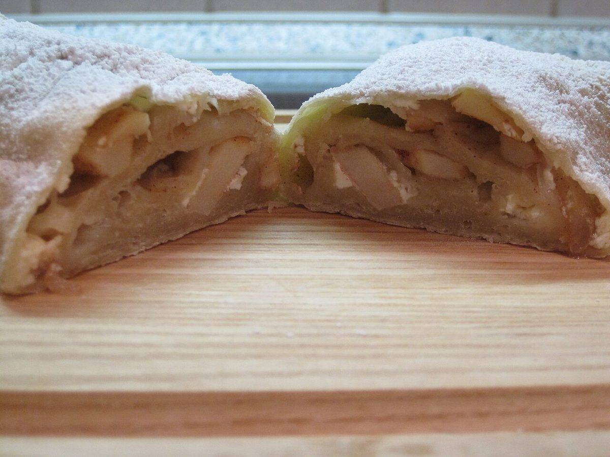 Apfelstrudel02 (Apple Strudel)