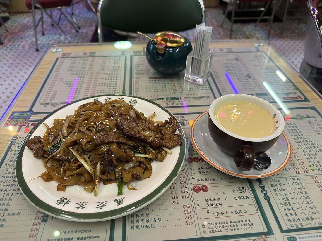 Taipa one restaurant Dry-fried beef ho fun and drinks 20-01-2024 (Beef Chow Fun)