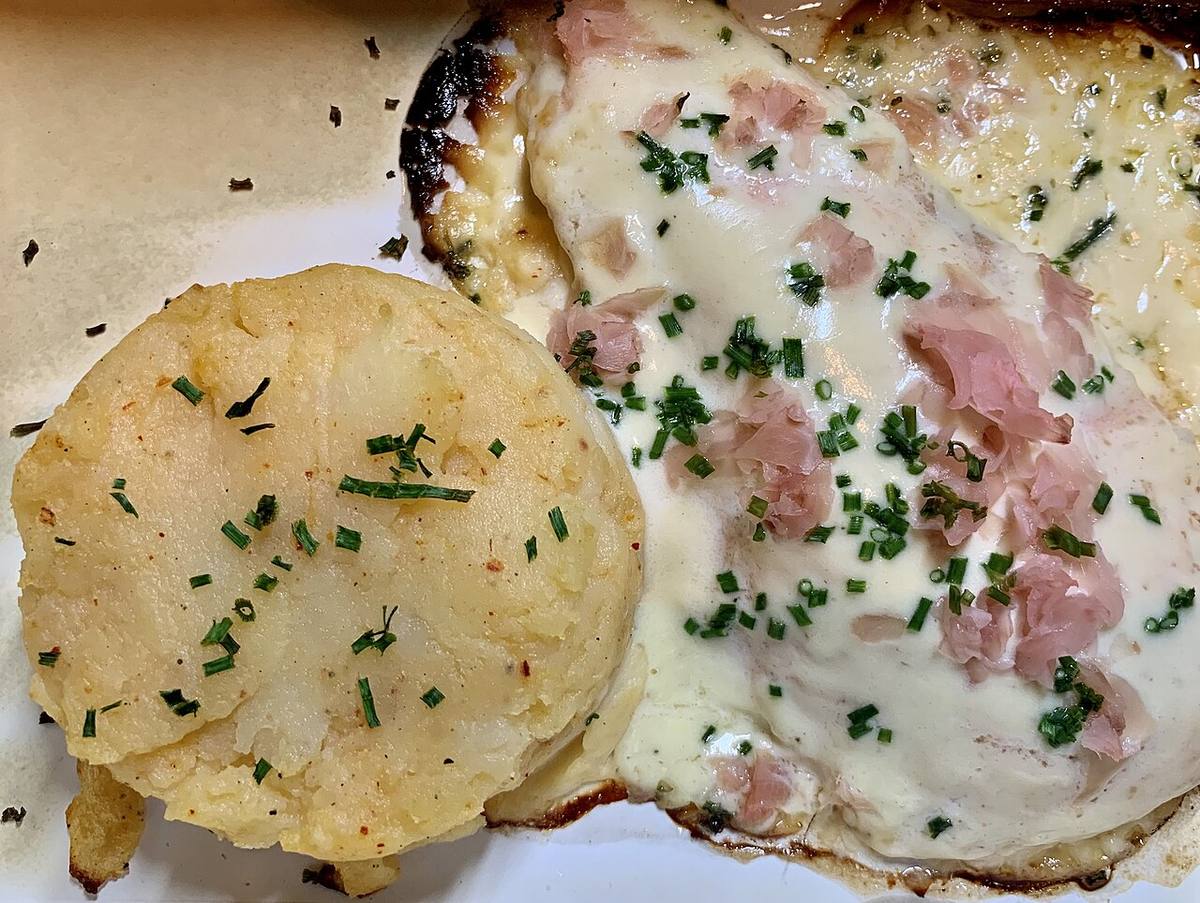 Escalope de saumon, écrasé de pomme de terre au piment d’Espelette, et son beurre blanc au gingembre...