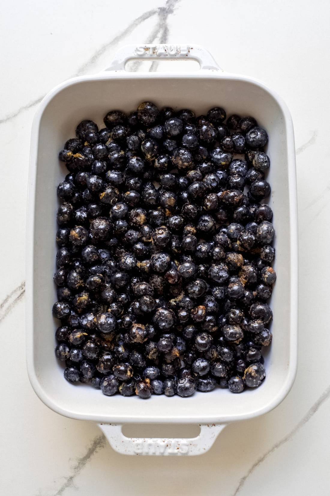 Fresh blueberries in a bowl
