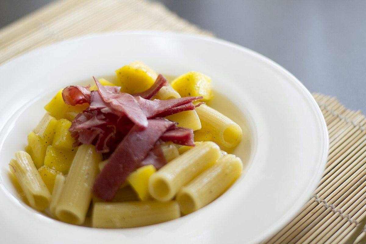 Pasta salad with mango and bresaola (29183540813) (Bresaola)