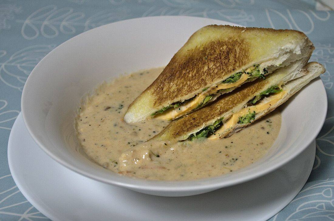 Broccoli cheddar soup and grilled cheese sandwich (Broccoli Cheese Soup)