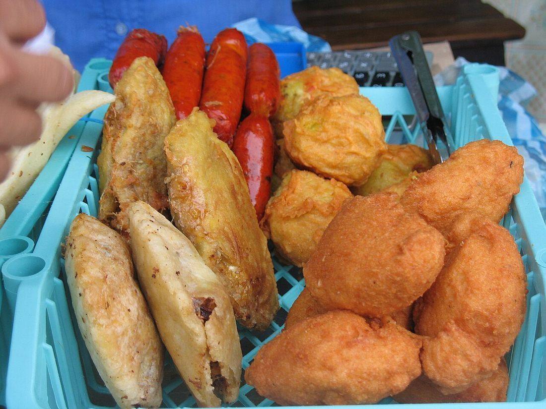 Chorizo papa rellena buñuelo de frijol patacones rellenos (Bunuelos)