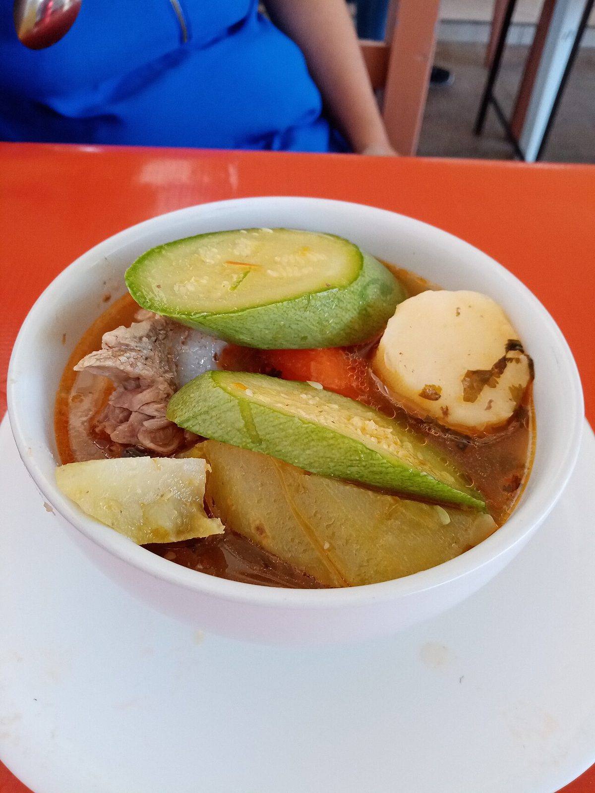 Caldo de res y verduras (Caldo de Res)