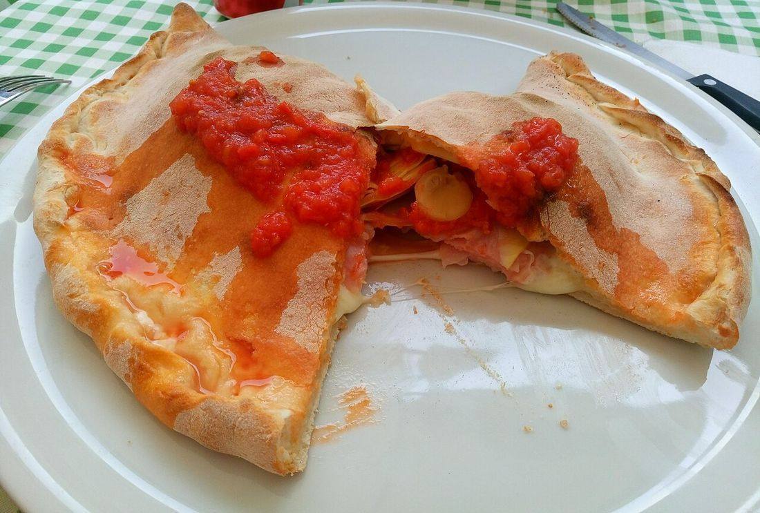 Wikimania 2016 Deryck day 0 - 07 calzone (Calzones)