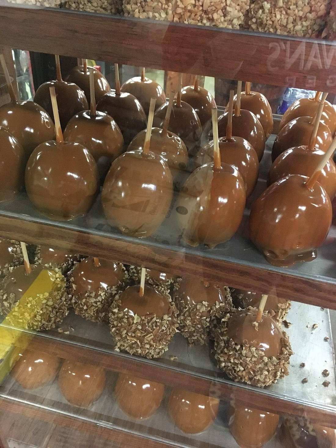 Savannah's Candy Kitchen 2017 (Candy Apples)