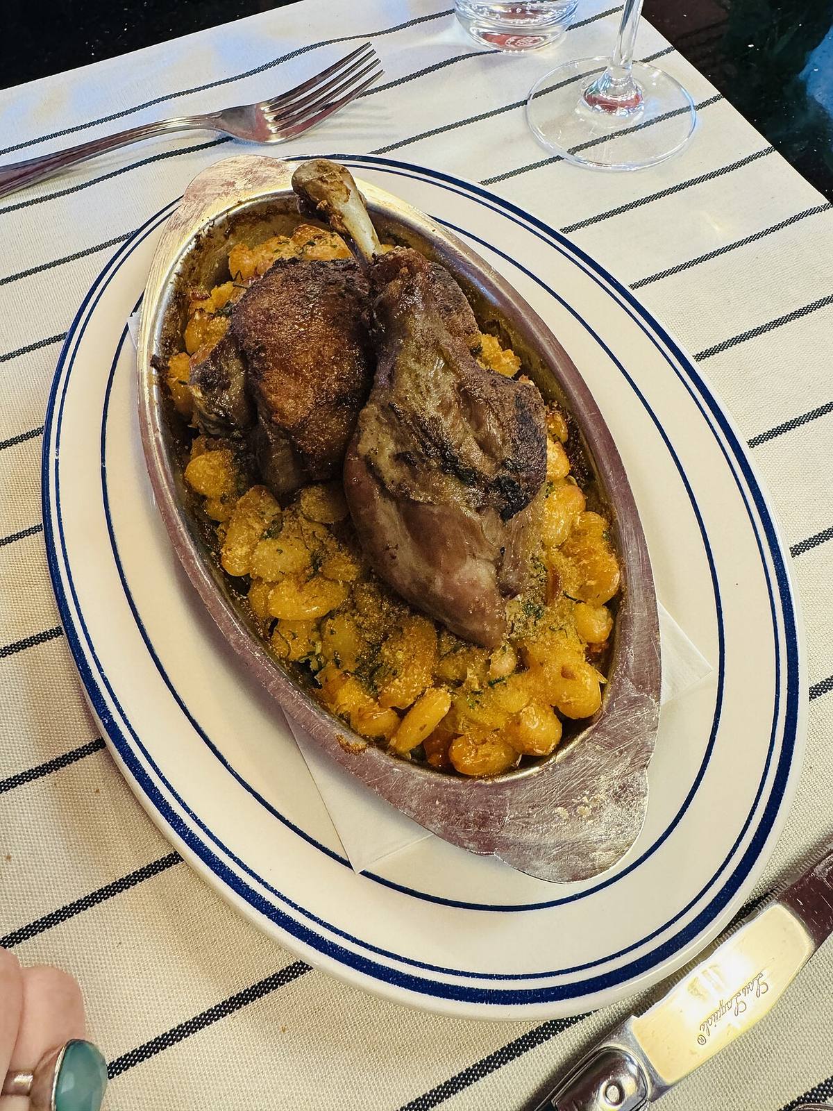 Texture de cassoulet blanc au Bénin parsemé des graine couleur noire