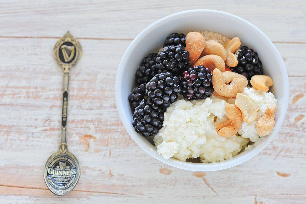 10. cottage cheese with blackberries & cashews (6902905454) (Cottage Cheese)