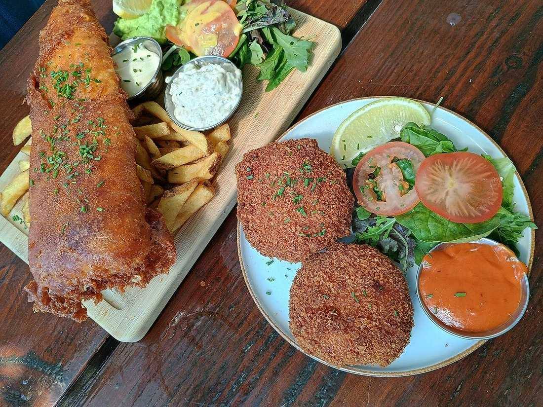 (20240728) Rotterdam V11, Fish & Chips, Salmon & Crab Cakes