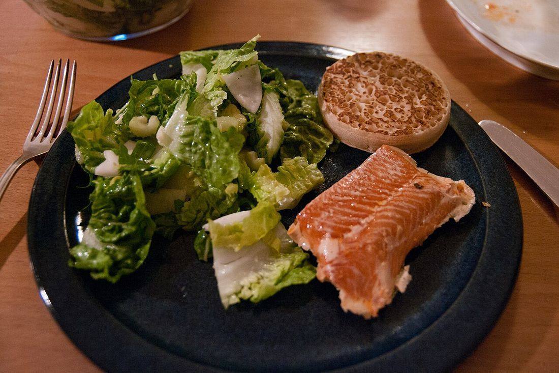 Copper River sockeye smoked salmon mit salat und crumpet 07.04.2012 20-30-53 (Crumpets)