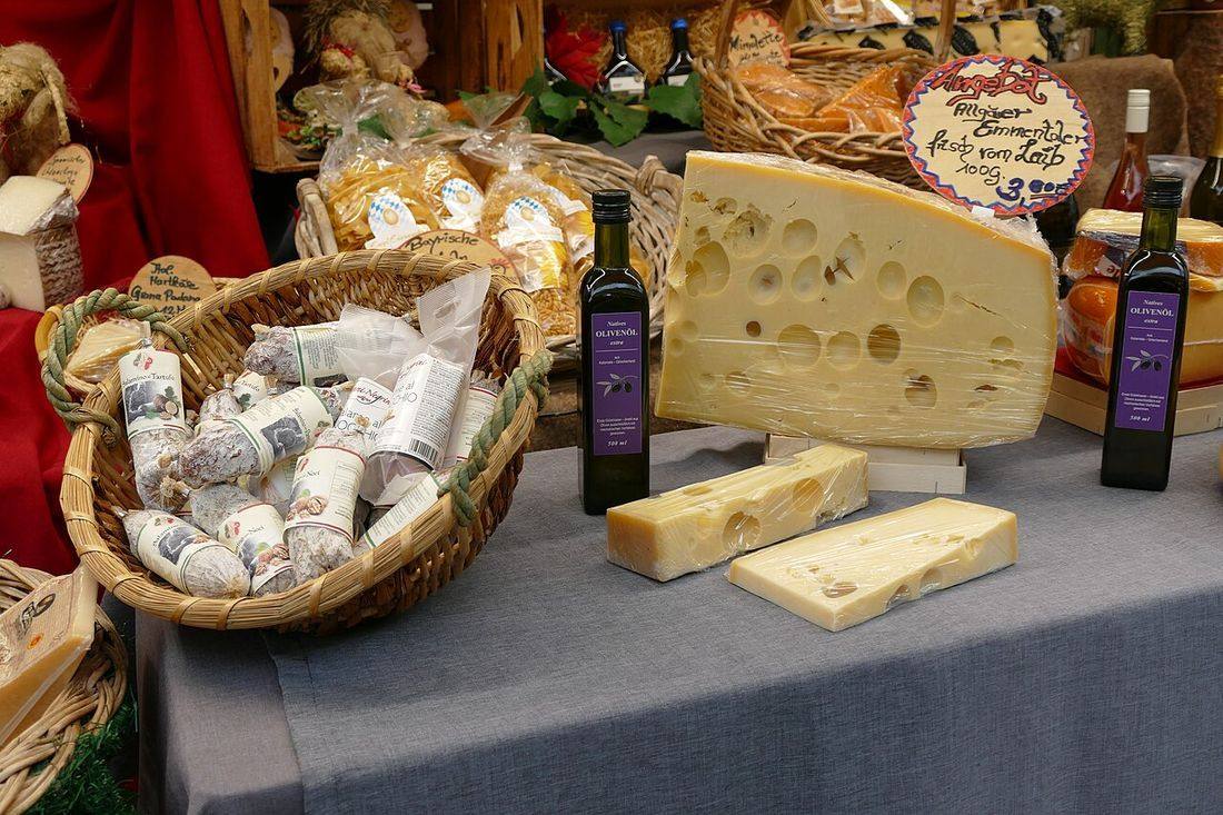 Käse auf dem Viktualienmarkt München 01 (Emmental)