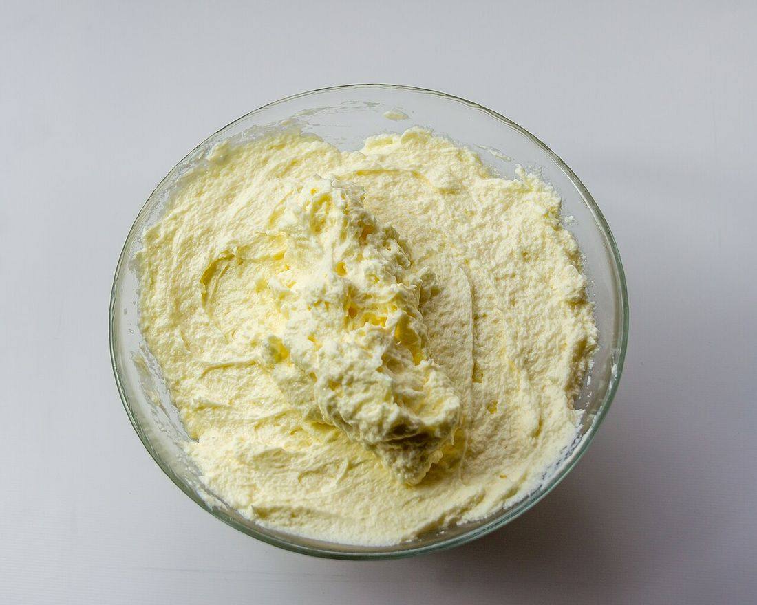 Buttercreme in einer Glasschüssel-8493 (Ermine Frosting)