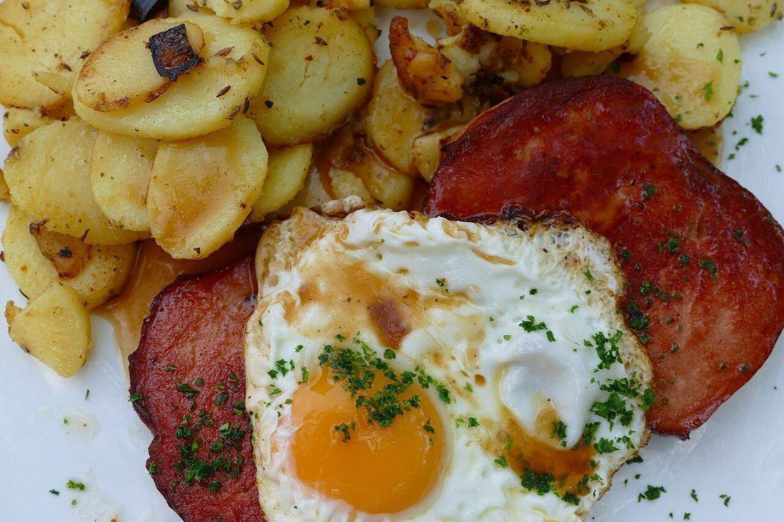 Leberkäs mit Spiegelei in Prien 02 (Fried Eggs)