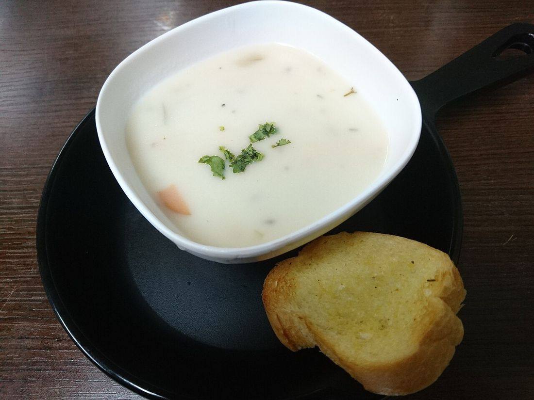 Cream Soup with Garlic Bread (Garlic Soup)