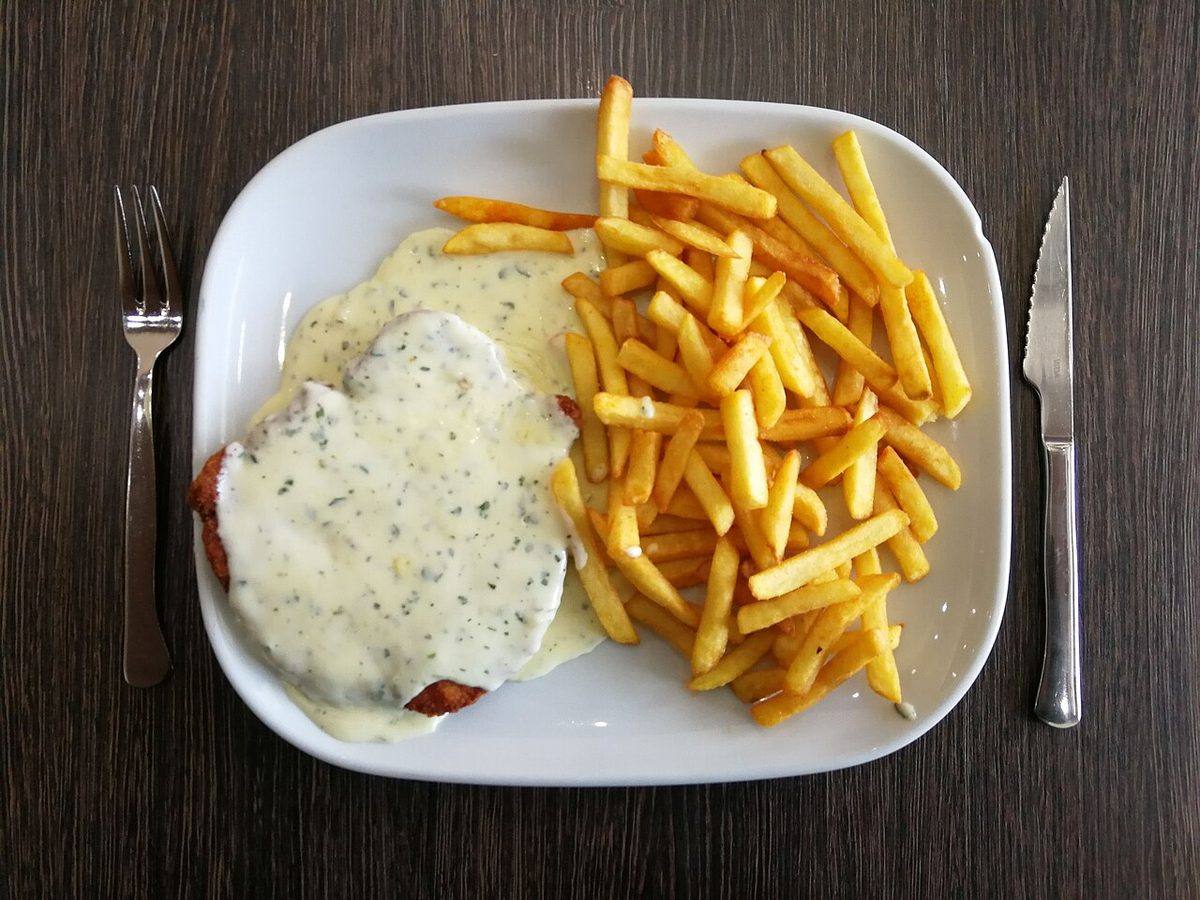 36VoS 09 Gorgonzolaschnitzel Pommes Istanbul (Gorgonzola Sauce)