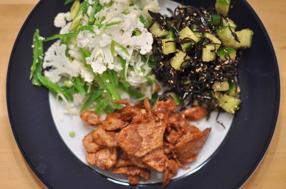 Kylling i hoisin-sauce, tangsalat og salat af blomkål, sukkerærter, koriander og porrer (5492047425)...