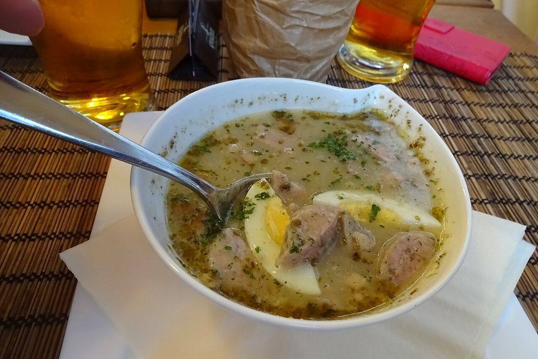 Żurek wiejski na zakwasie z jajkiem i białą kiełbasą Restauracja Okrasa Wrocław (Kielbasa Soup)