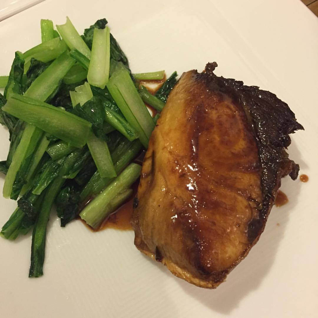 Yellowtail teriyaki with komatsuna greens ブリ照り焼きと小松菜 (Komatsuna)