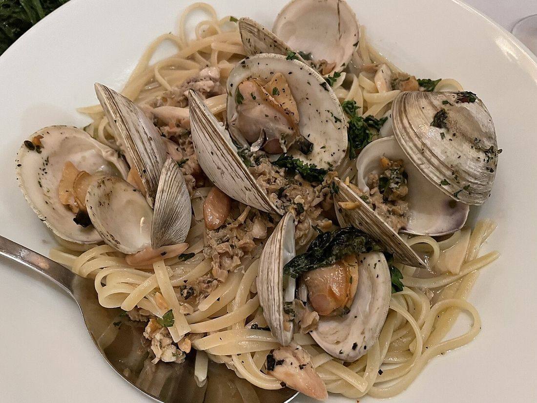 Mario's linguine clams (Linguine Clam Sauce)