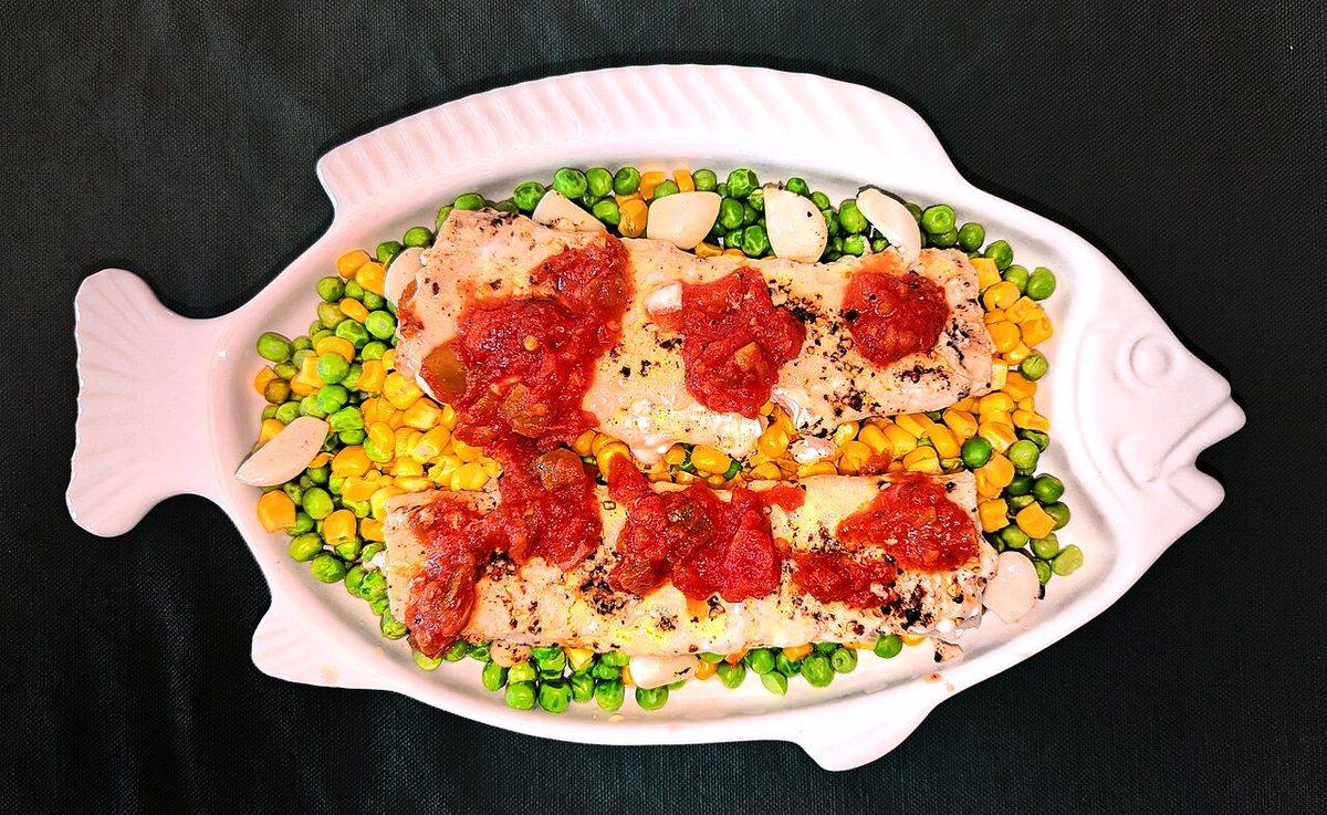 Mahi-mahi with salsa and pickled garlic, on peas and corn, with olive oil and black pepper - Massach (Mahi Mahi)