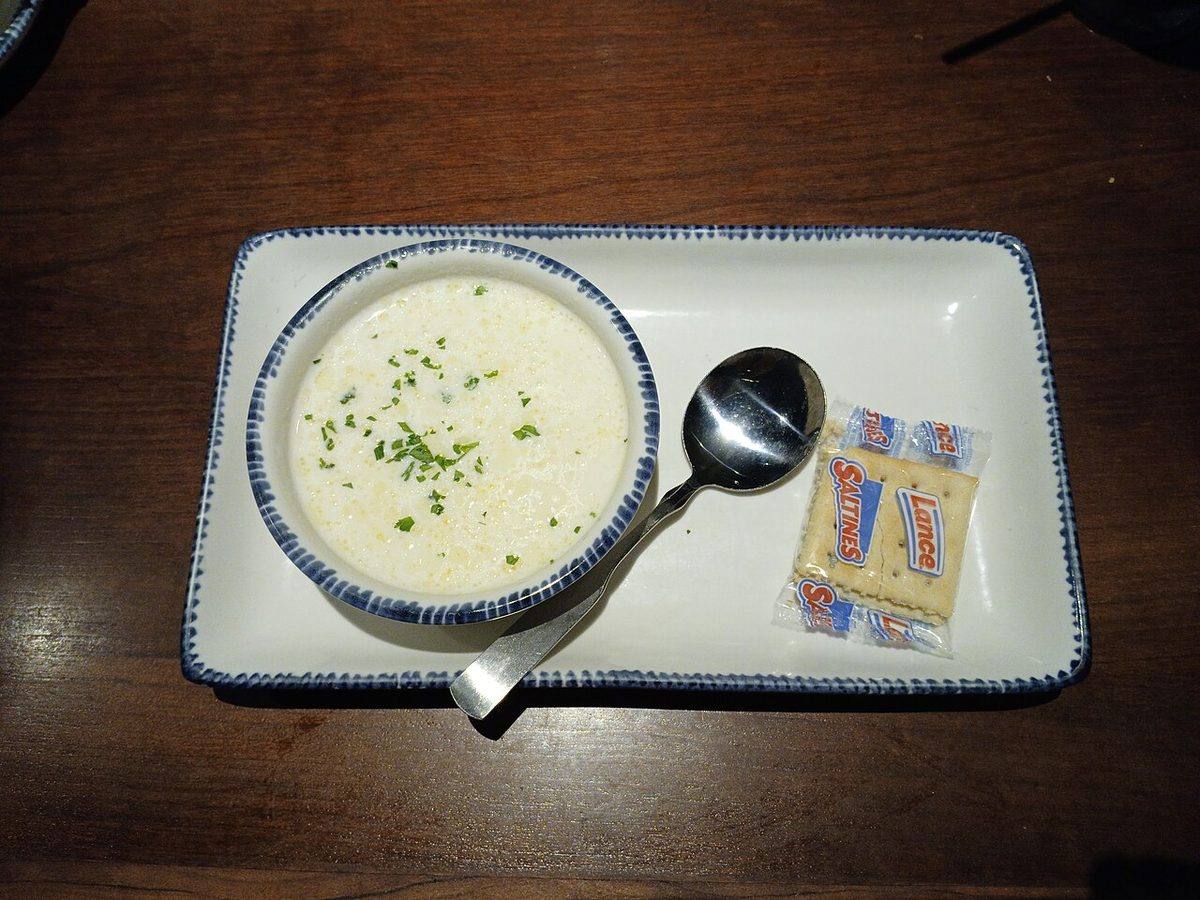 Cup of clam chowder, with saltines (Manhattan Clam Chowder)