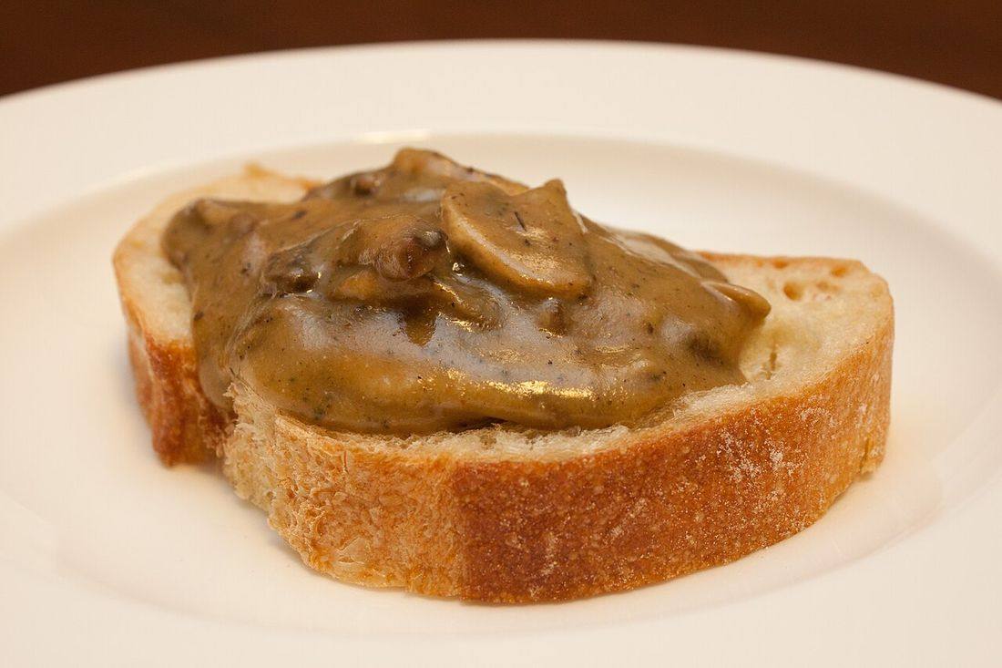 Mushroom Gravy — photograph from Wikimedia Commons