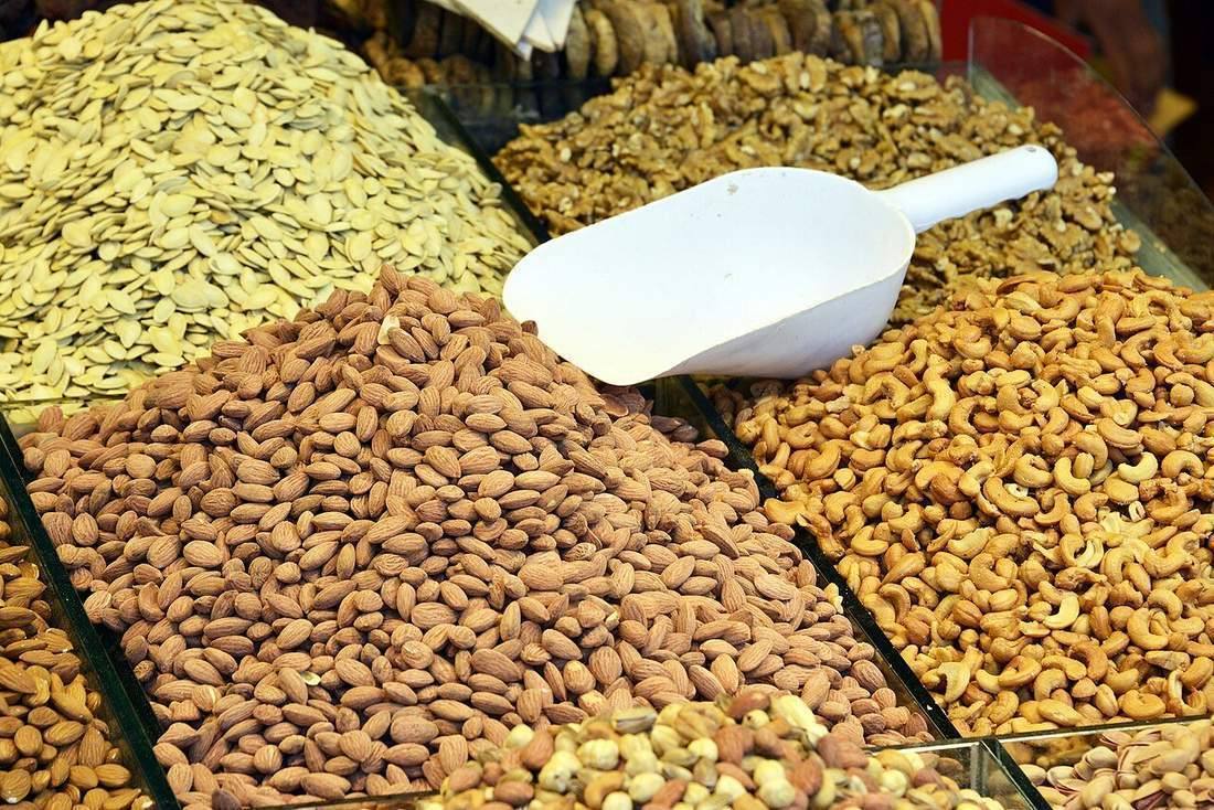 Nuts on Spice Bazaar in Istanbul 01