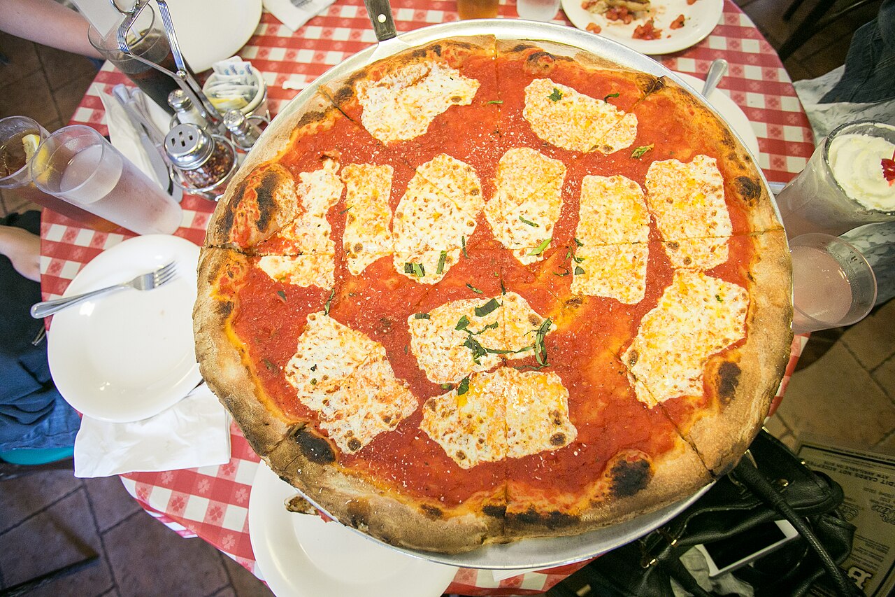 White Pizza (No Sauce) - Large 8 slices. Mozzarella, ricotta, grated pecorino Romano cheese, garlic (Pecorino Romano)