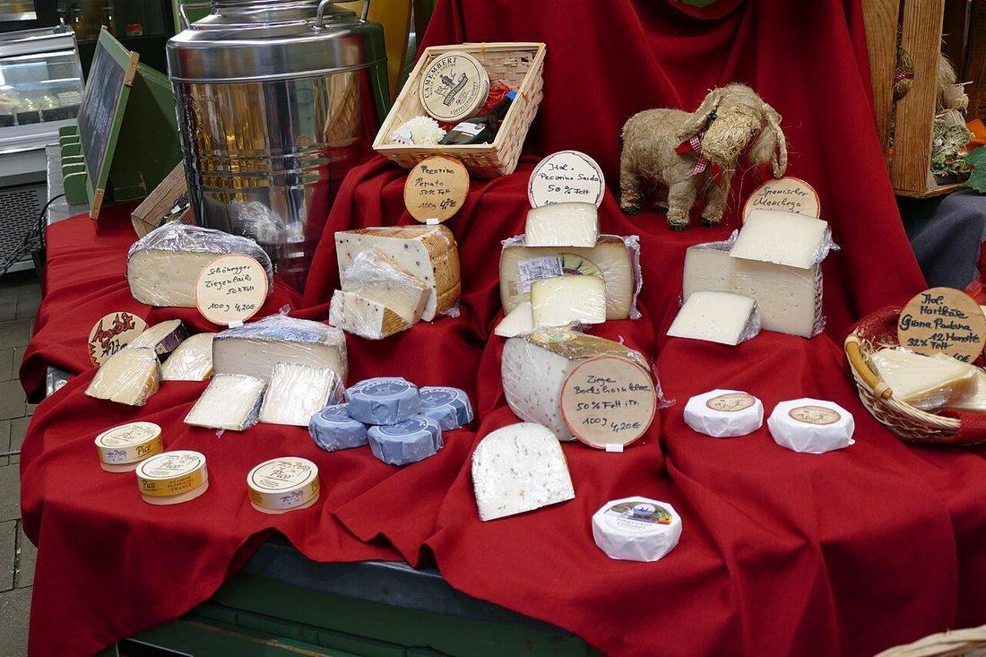 Käse auf dem Viktualienmarkt München 02 (Pecorino Sardo)