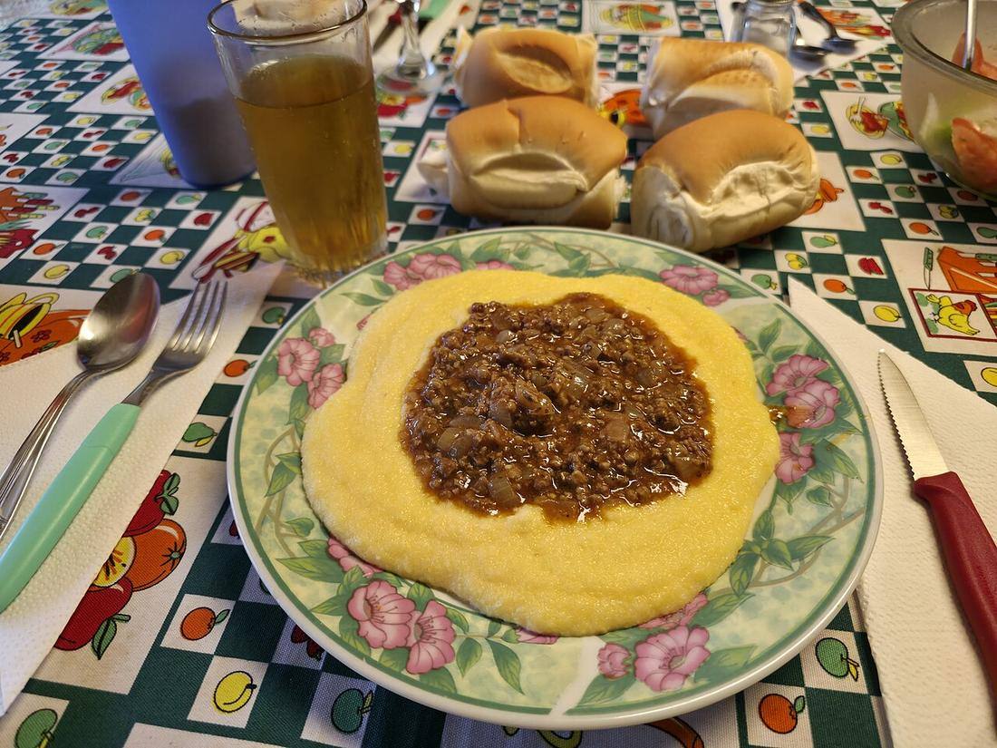 Polenta argentina con salsa de carne (plato)