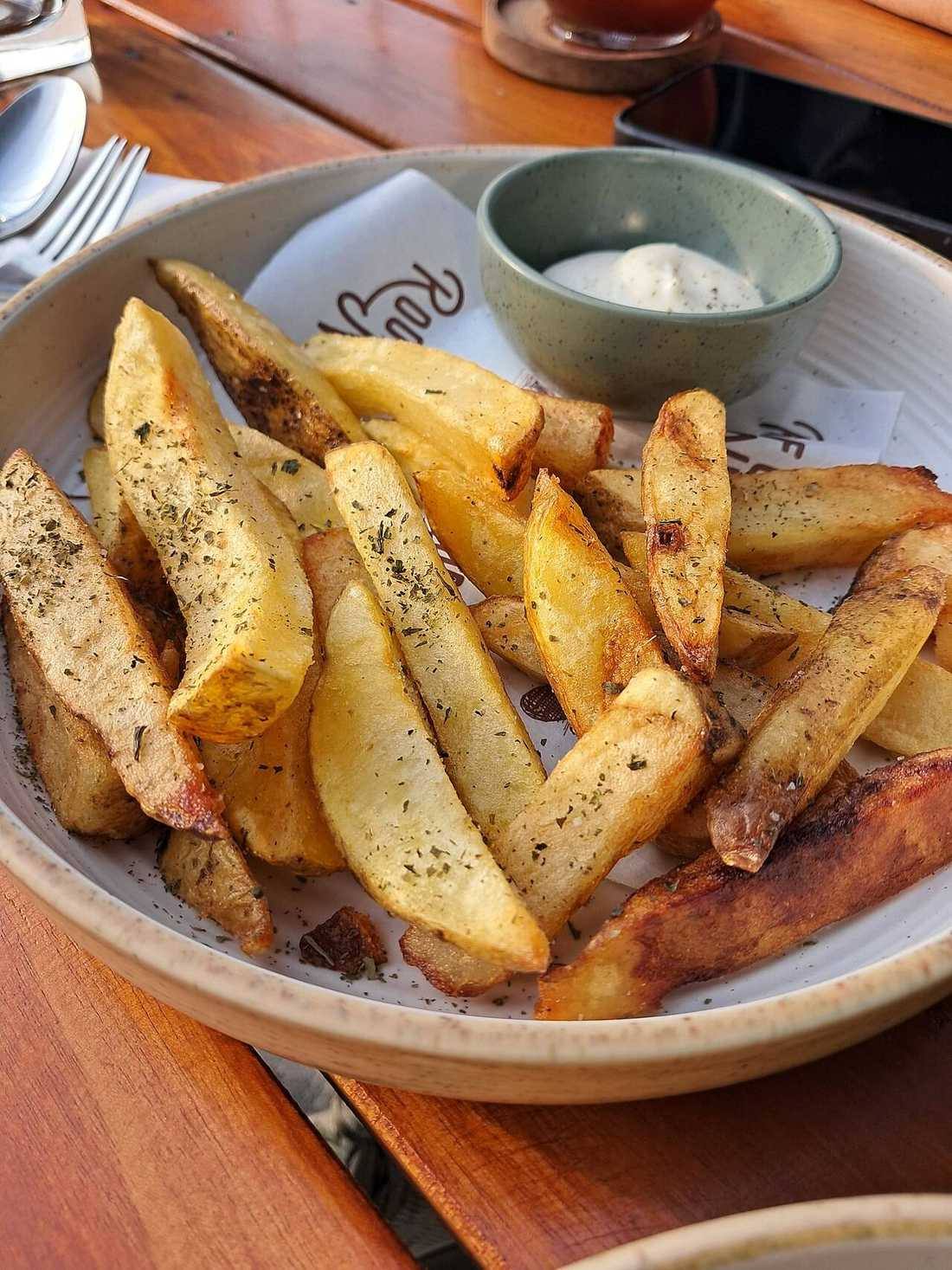 Potato wedges with mayonnaise
