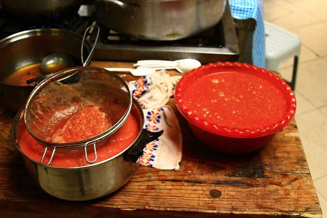 Dos recipientes con salsa roja en el Mercado Michoacán