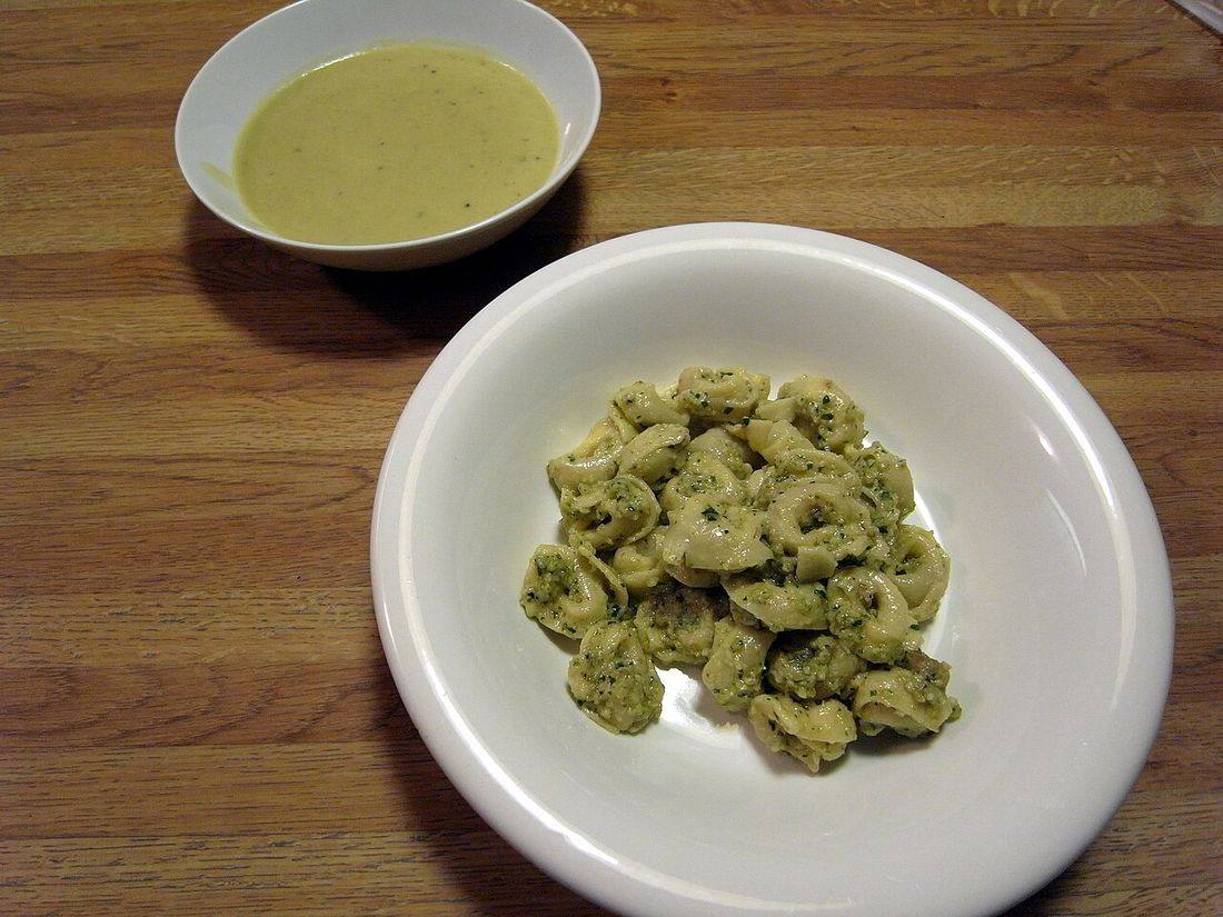 Pesto tortellini with avocado soup (Sausage Tortellini Soup)