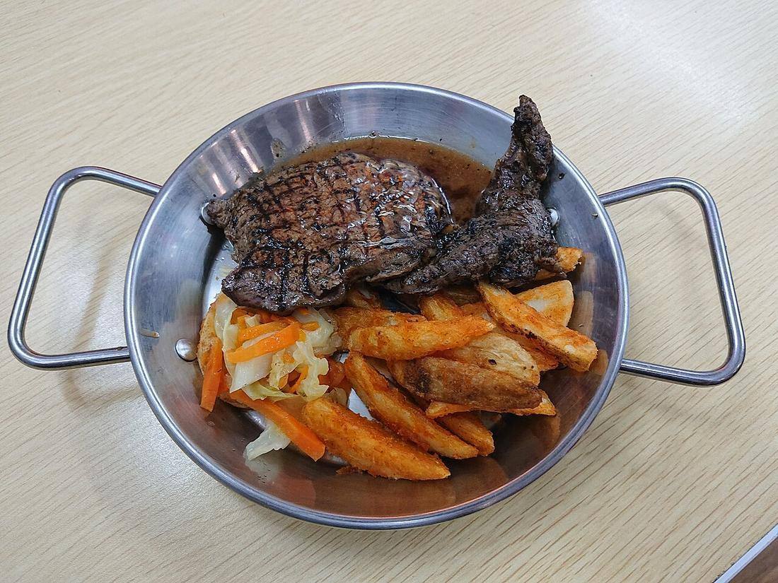 Sirloin Steak with Potato Wedges