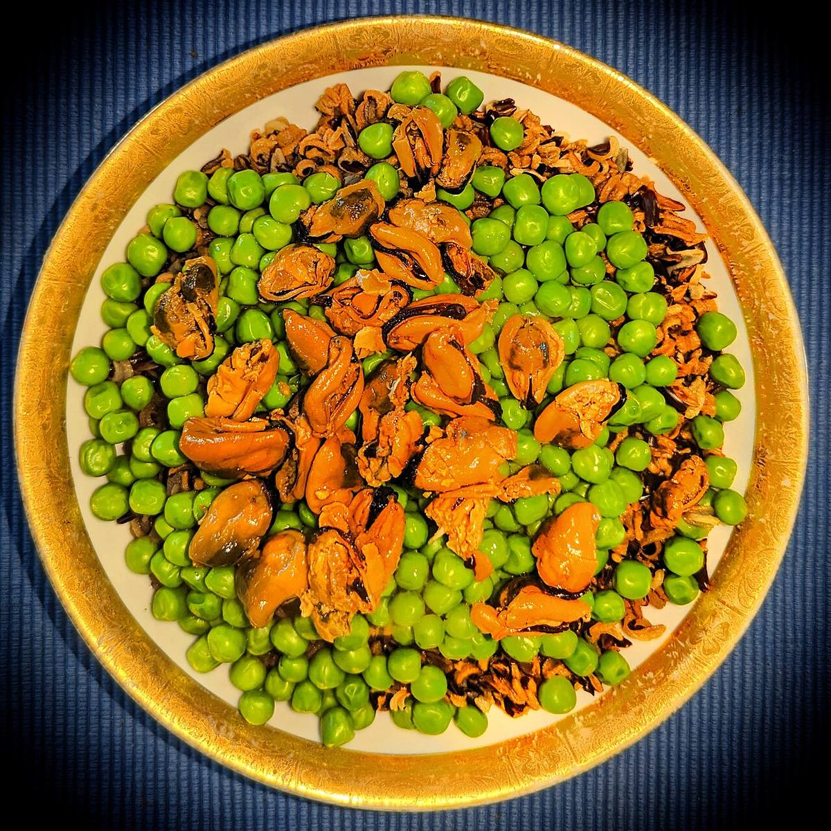 Rimmet laks med røget musling rødbeder, peberrod og ærter (Smoked Mussels)