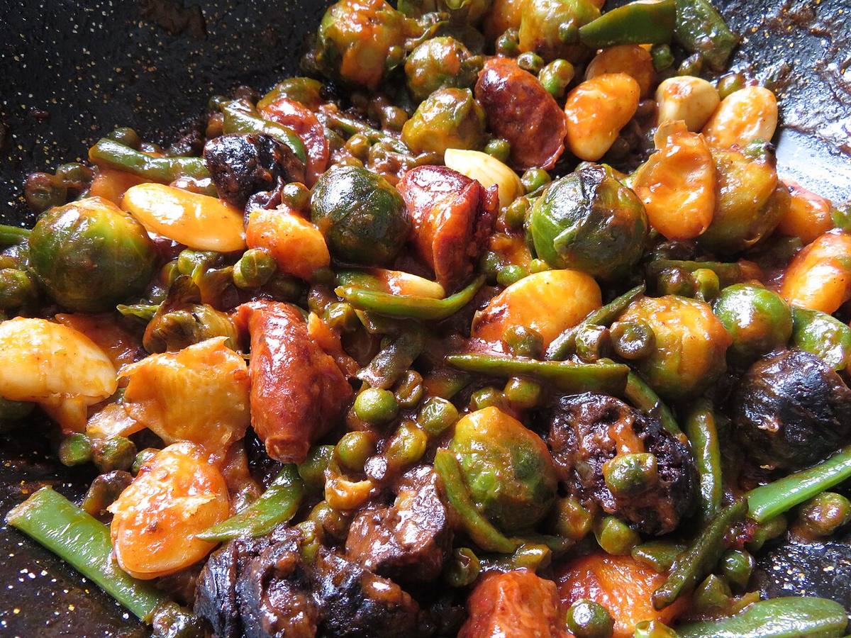 Sofrito de verduras, morcilla y chorizo