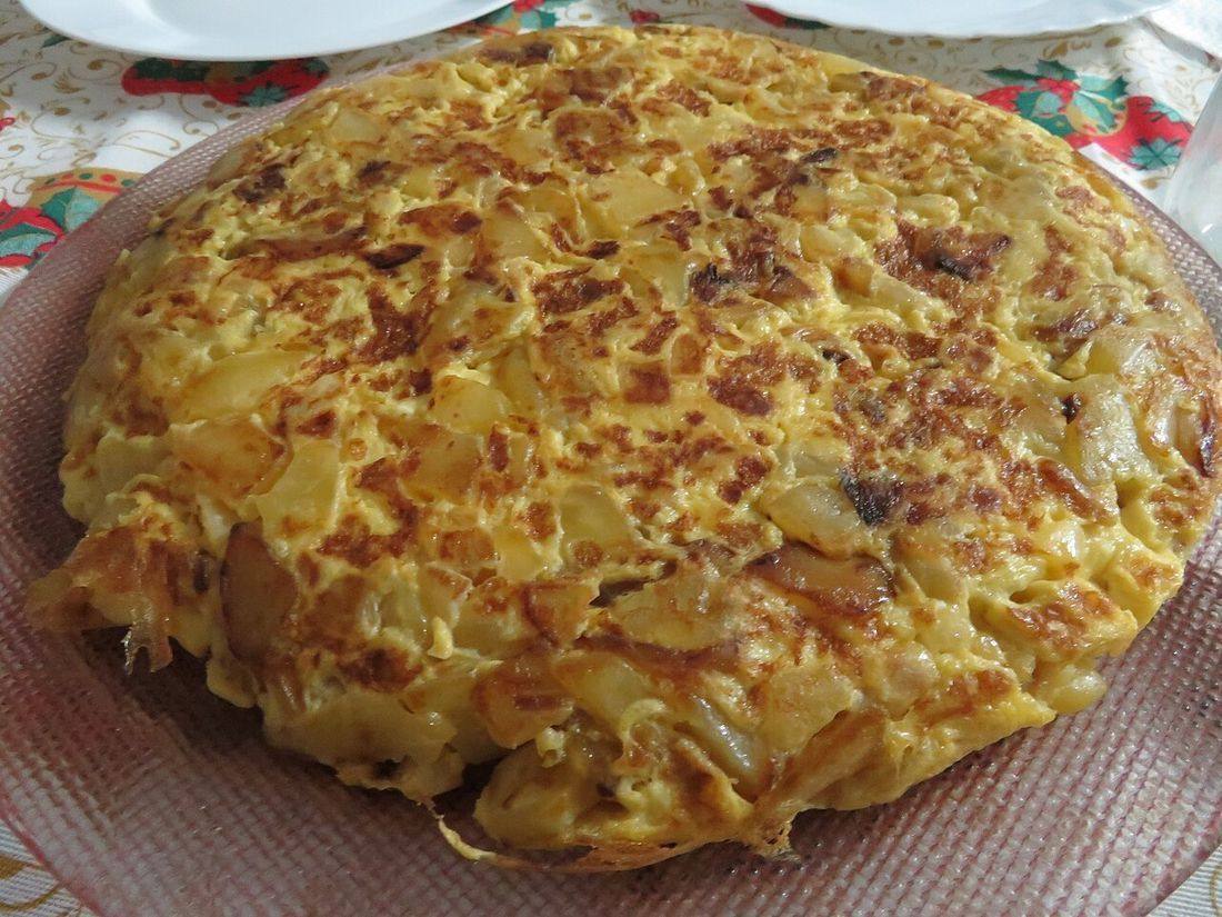 Tortilla española con patatas y cebolla (Spanish Omelette)
