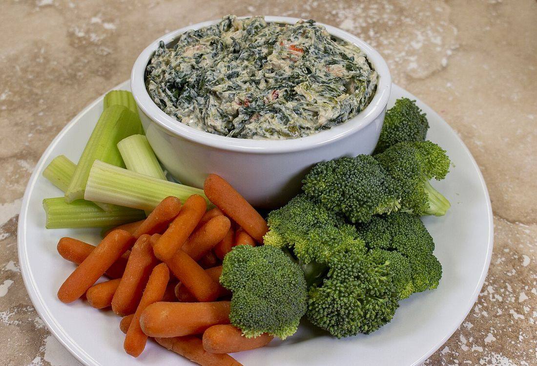 Spinach Dip and Raw Vegetables (Spinach Artichoke Dip)