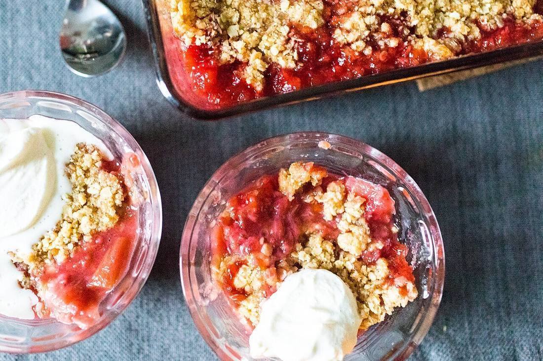 Strawberry Rhubarb Crisp — photograph from Wikimedia Commons
