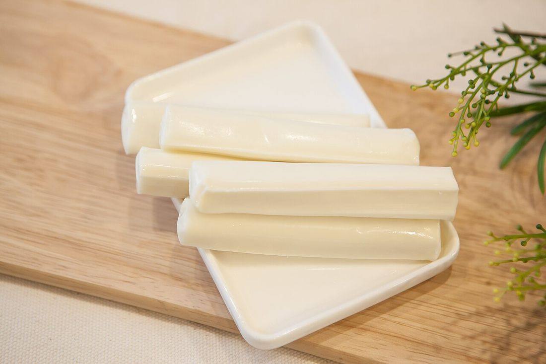String Cheese — photograph from Wikimedia Commons
