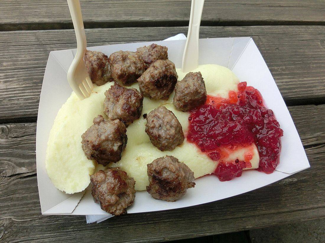 Köttbullar och potatismos från Cronwalls gatukök i Falköping 8579 (Swedish Meatballs)