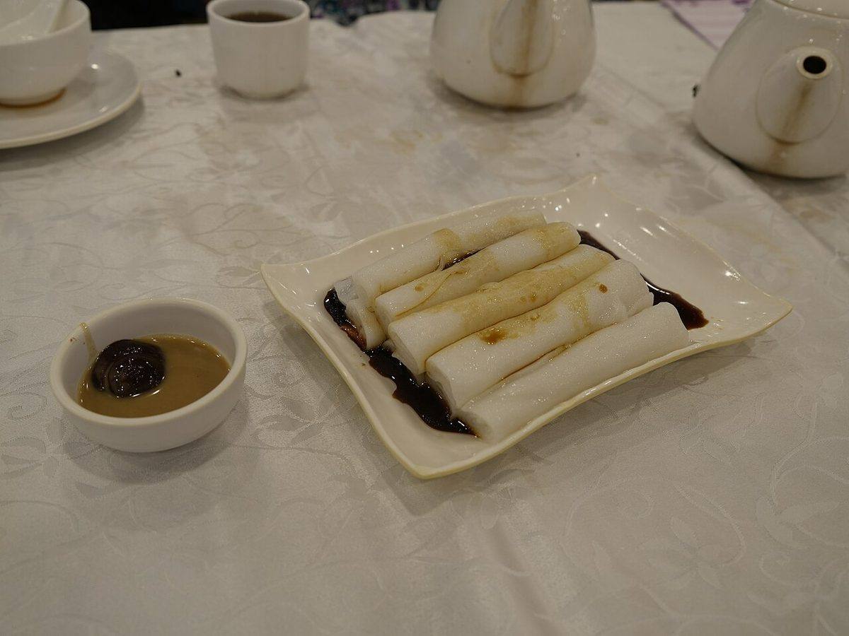 A Rice Noodle Rolls with Tahini Sauce and Seafood Sauce (Tahini Sauce)