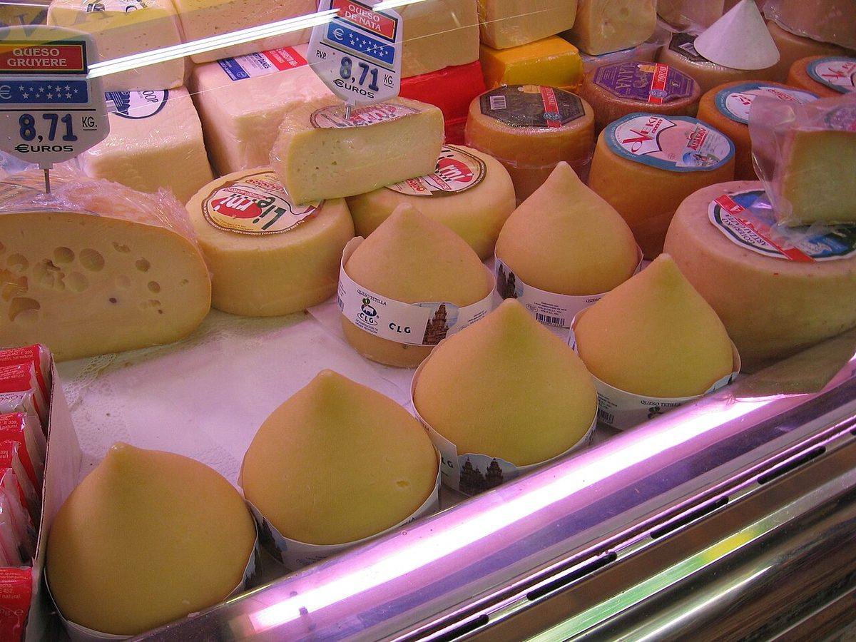 Queso tetilla entre otros (Tetilla)