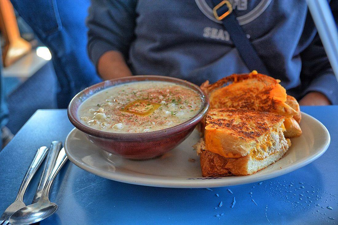 Tuna melt with clam chowder (Tuna Chowder)