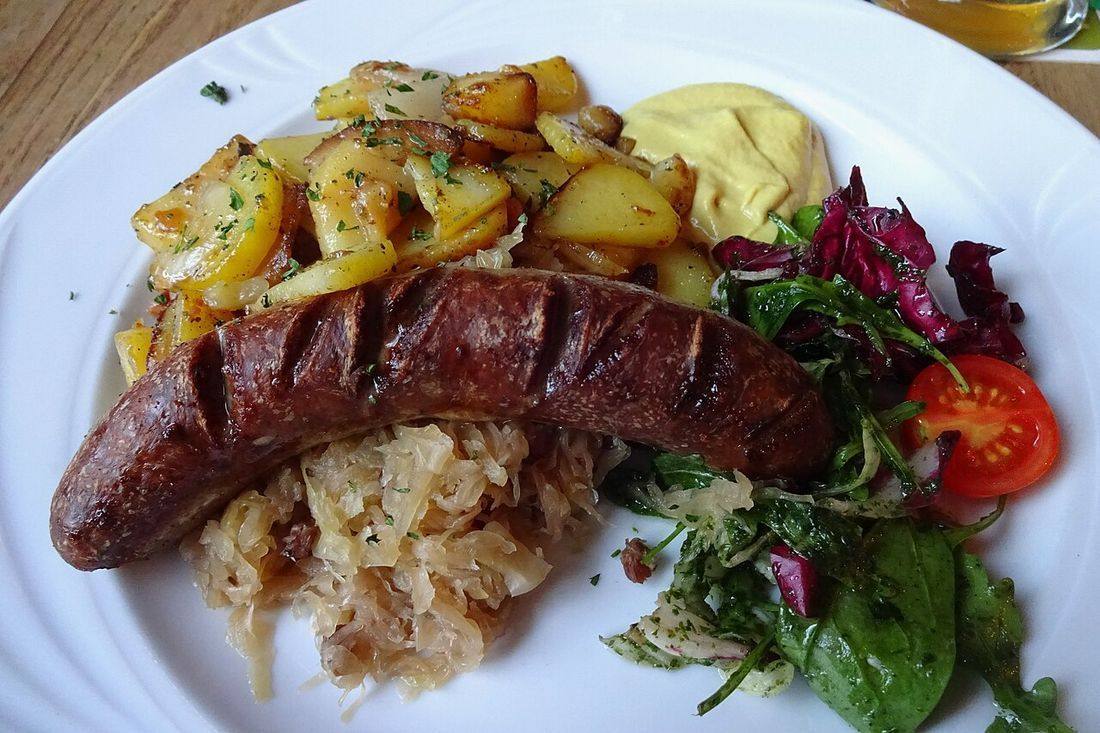 Rehbratwurst Sauerkraut und Bratkartoffeln Forsthaus Templin (Venison Sausage)
