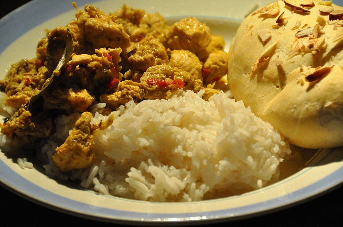 Flickr - cyclonebill - Chicken vindaloo med basmatiris og naan-brød (Vindaloo)