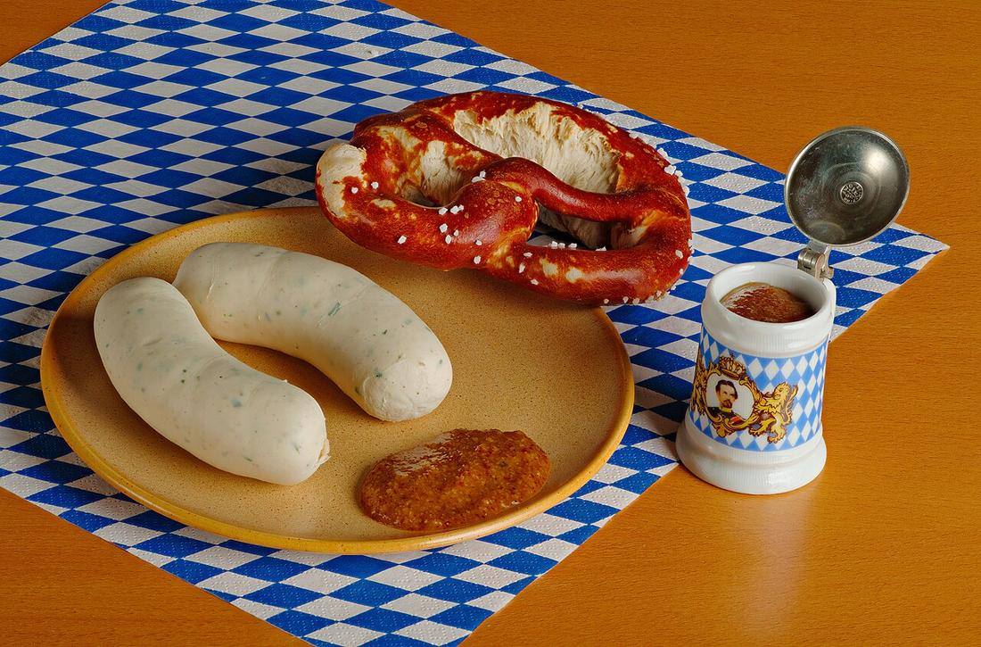 Bayerische Weißwurst mit Breze und süßem Senf (Weisswurst)
