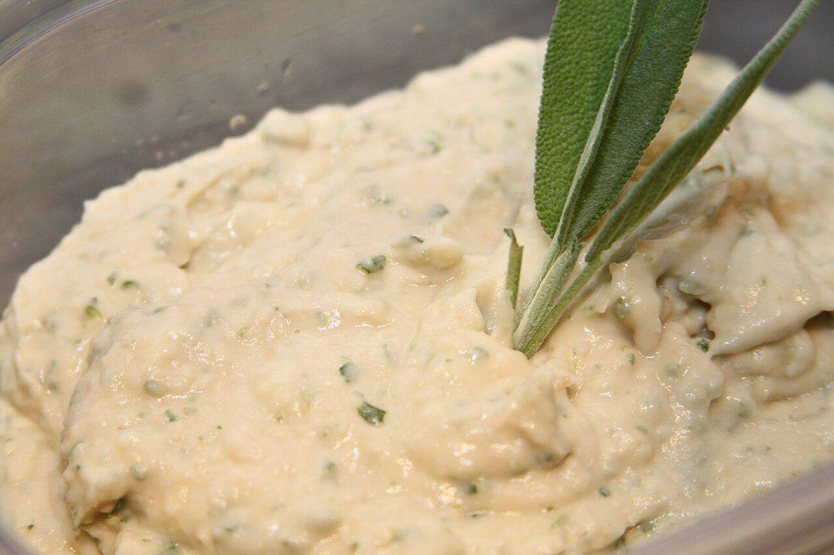 White bean dip with garlic and fresh herbs (White Bean Dip)
