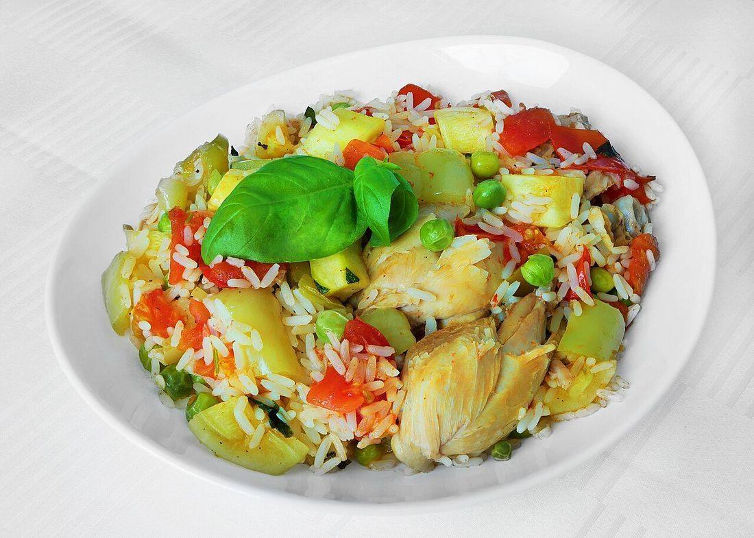 Parboiled rice with chicken, peppers, cucurbita, peas and tomato (Yellow Rice)